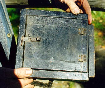 holder01.jpg (42723 bytes)
